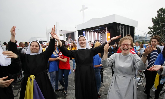 Młodzi zmierzają na Błonia na spotkanie z papieżem