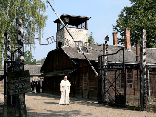 Papież przeszedł przez bramę "Arbeit Macht Frei"