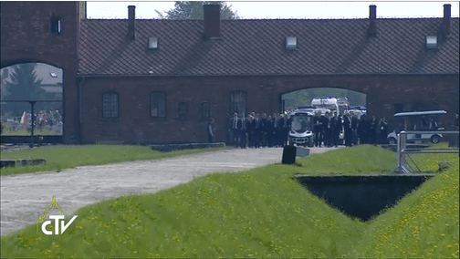 Papież w byłym obozie Auschwitz-Birkenau