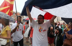 Pielgrzymi z flagami i koszulkami ŚDM wzbudzali zainteresowanie tłumu turystów na lubelskich ulicach. 