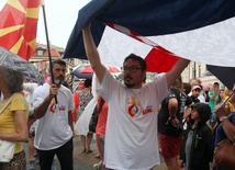 Pielgrzymi z flagami i koszulkami ŚDM wzbudzali zainteresowanie tłumu turystów na lubelskich ulicach. 