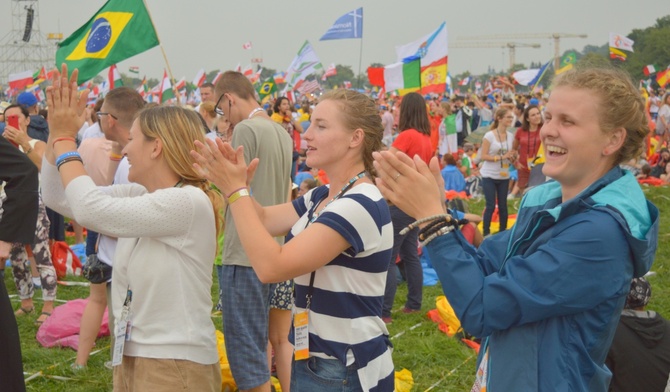 Radość łowickich pielgrzymów na Błoniach krakowskich