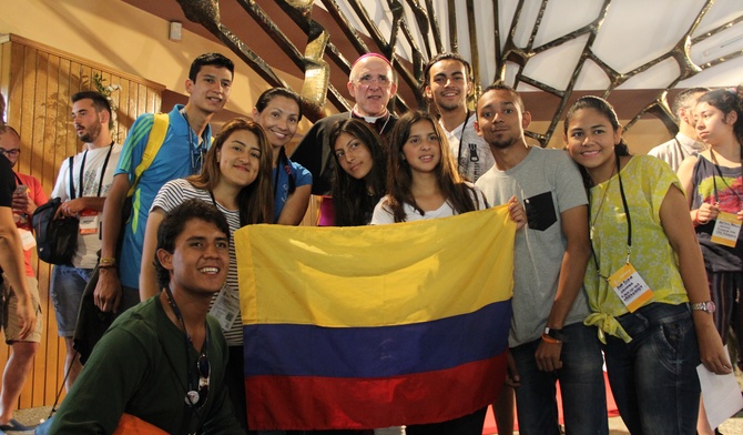 Młodzież z Kolumbii po wysłuchaniu katechezy metropolity Madrytu, abp. Carlosa Osoro