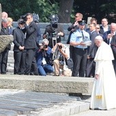 Papież Franciszek w skupieniu i ciszy zatrzymywał się nad kolejnymi tablicami ofiar obozu