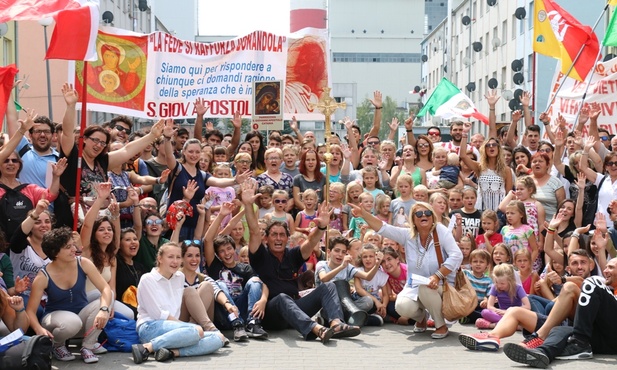 Wspólne zdjęcie włoskich i polskich ewangelizatorów z mieszkańcami