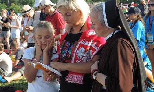 W modlitwie pomagały pielgrzymie modlitewniki