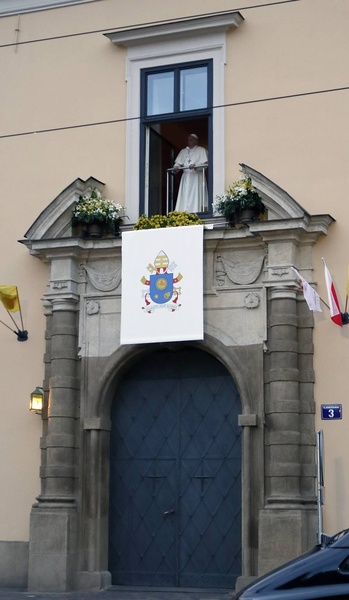 Pod papieskim oknem