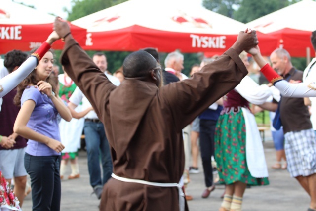 Kard. Kazimierz Nycz z włoskimi pielgrzymami ŚDM w Starej Wsi