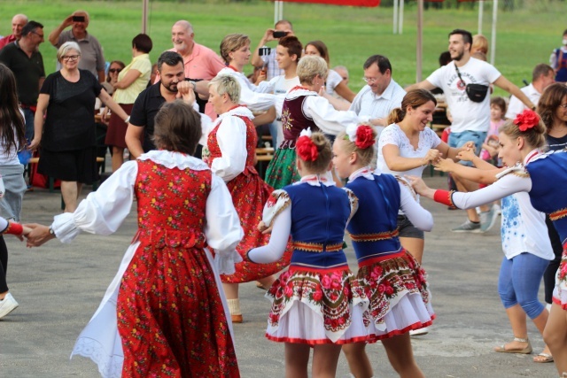 Kard. Kazimierz Nycz z włoskimi pielgrzymami ŚDM w Starej Wsi