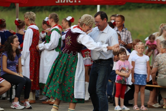 Kard. Kazimierz Nycz z włoskimi pielgrzymami ŚDM w Starej Wsi