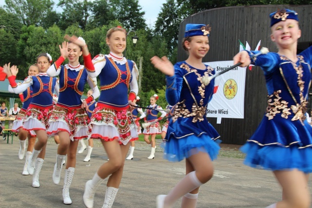 Kard. Kazimierz Nycz z włoskimi pielgrzymami ŚDM w Starej Wsi