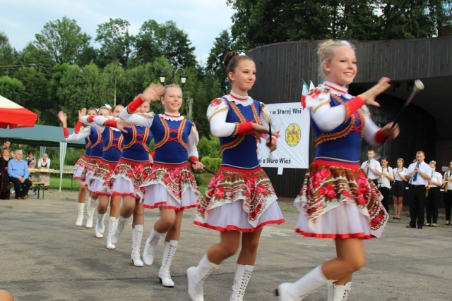 Kard. Kazimierz Nycz z włoskimi pielgrzymami ŚDM w Starej Wsi