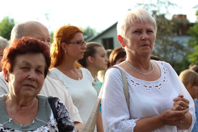 Kard. Kazimierz Nycz z włoskimi pielgrzymami ŚDM w Starej Wsi