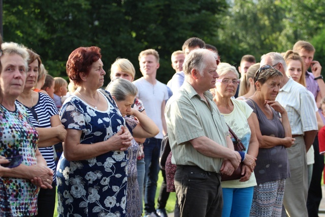 Kard. Kazimierz Nycz z włoskimi pielgrzymami ŚDM w Starej Wsi