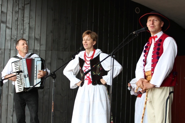 Kard. Kazimierz Nycz z włoskimi pielgrzymami ŚDM w Starej Wsi