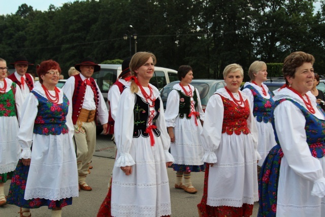 Kard. Kazimierz Nycz z włoskimi pielgrzymami ŚDM w Starej Wsi