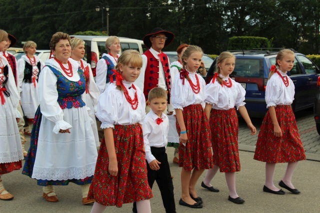 Kard. Kazimierz Nycz z włoskimi pielgrzymami ŚDM w Starej Wsi