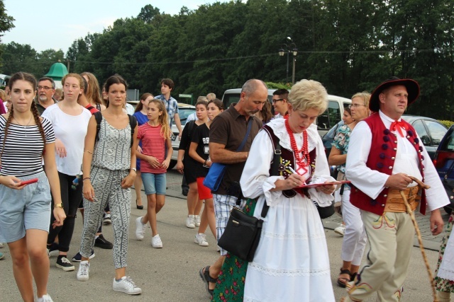 Kard. Kazimierz Nycz z włoskimi pielgrzymami ŚDM w Starej Wsi