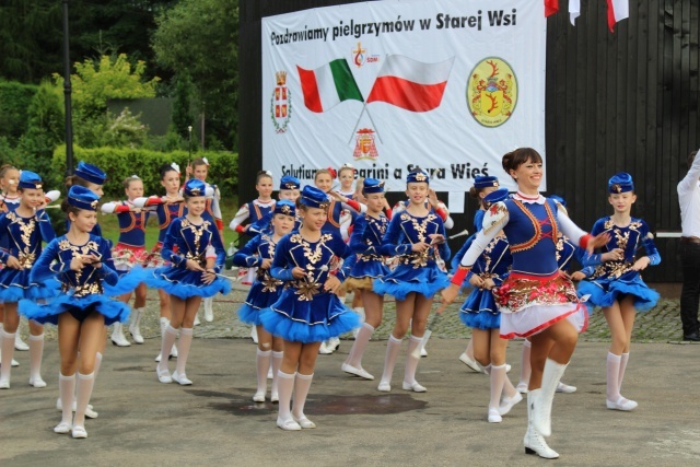 Kard. Kazimierz Nycz z włoskimi pielgrzymami ŚDM w Starej Wsi