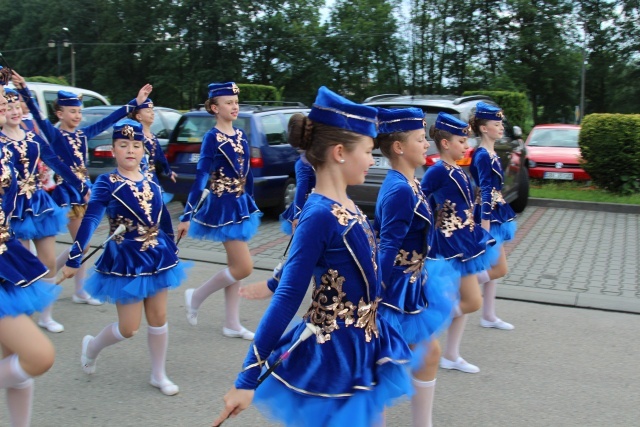 Kard. Kazimierz Nycz z włoskimi pielgrzymami ŚDM w Starej Wsi