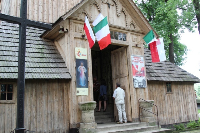 Kard. Kazimierz Nycz z włoskimi pielgrzymami ŚDM w Starej Wsi