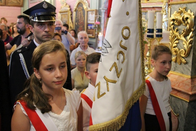 Kard. Kazimierz Nycz z włoskimi pielgrzymami ŚDM w Starej Wsi