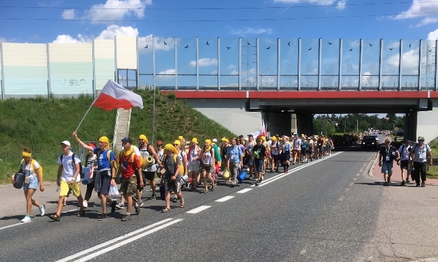 Piesza wędrówka młodzieży z diecezji radomskiej na miejsce czuwania i Mszy św. w Brzegach koło Krakowa 