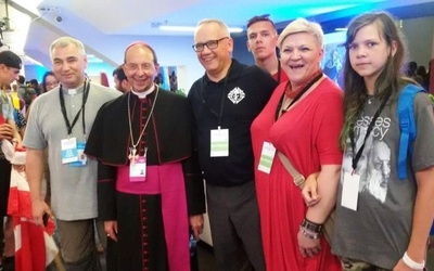 Abp. William E. Lori, najwyższy kapelan i Rycerze Kolumba: ks. Wiesław Lenartowicz i Andrzej Anasiak, delegat stanowy, z rodziną