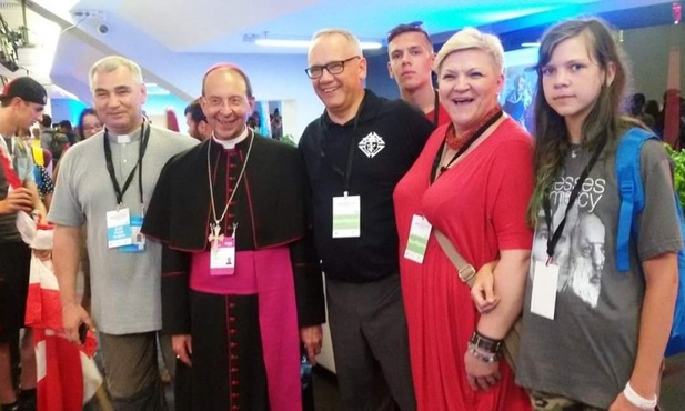 Abp. William E. Lori, najwyższy kapelan i Rycerze Kolumba: ks. Wiesław Lenartowicz i Andrzej Anasiak, delegat stanowy, z rodziną
