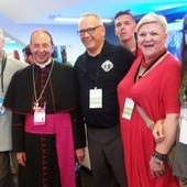 Abp. William E. Lori, najwyższy kapelan i Rycerze Kolumba: ks. Wiesław Lenartowicz i Andrzej Anasiak, delegat stanowy, z rodziną