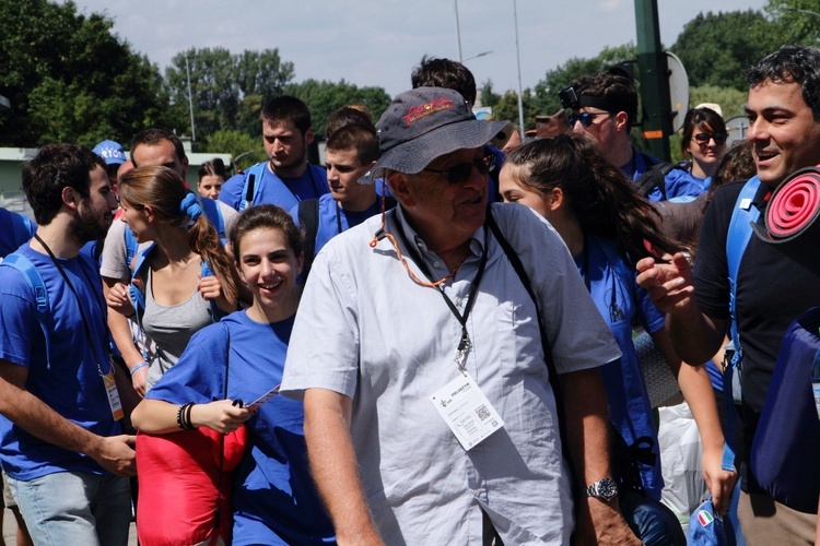 Pelgrzymi ŚDM idą na Brzegi