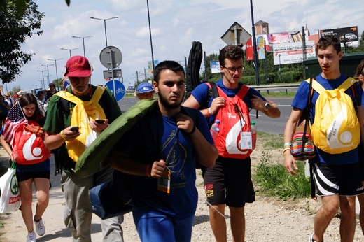 Pelgrzymi ŚDM idą na Brzegi