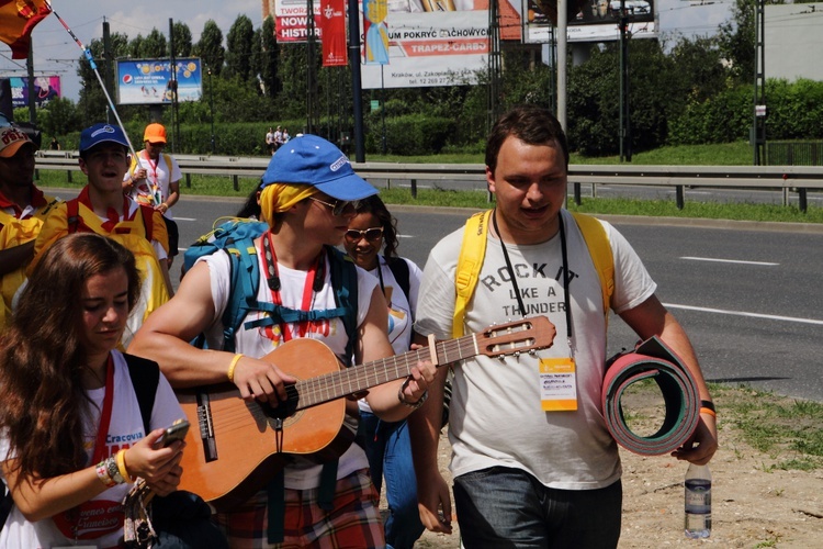 Pelgrzymi ŚDM idą na Brzegi