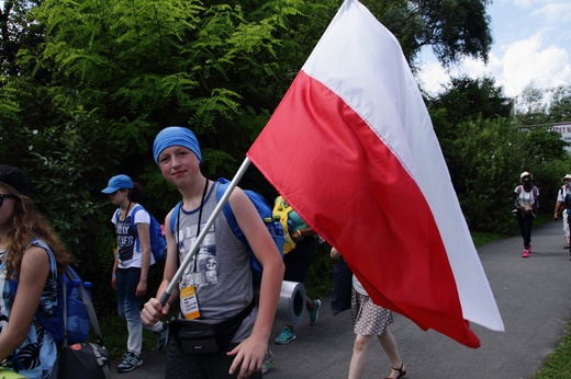 Pelgrzymi ŚDM idą na Brzegi