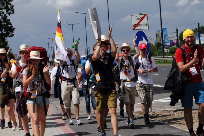 Pelgrzymi ŚDM idą na Brzegi