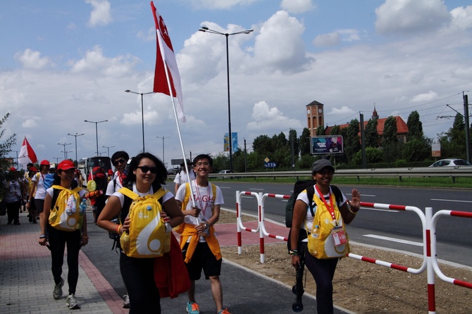 Pelgrzymi ŚDM idą na Brzegi