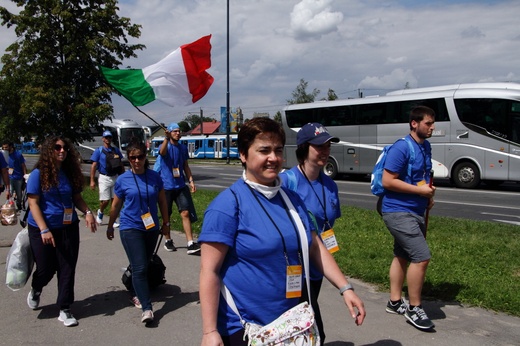 Pelgrzymi ŚDM idą na Brzegi