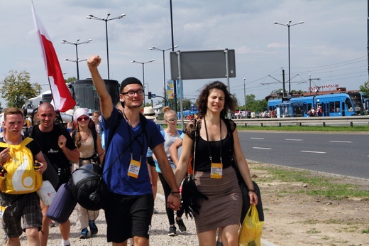 Pelgrzymi ŚDM idą na Brzegi