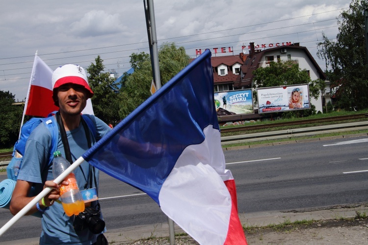 Pelgrzymi ŚDM idą na Brzegi