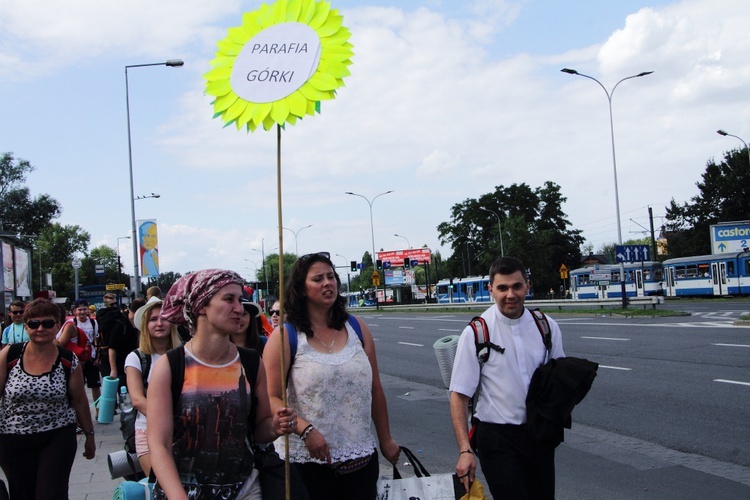 Pelgrzymi ŚDM idą na Brzegi