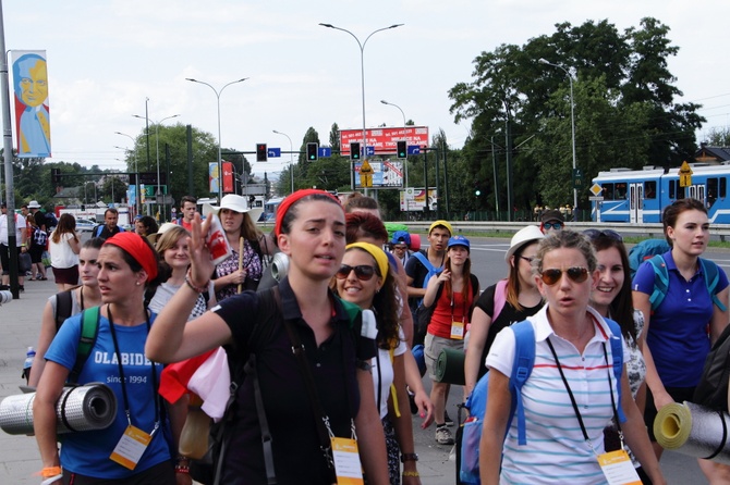 Pelgrzymi ŚDM idą na Brzegi