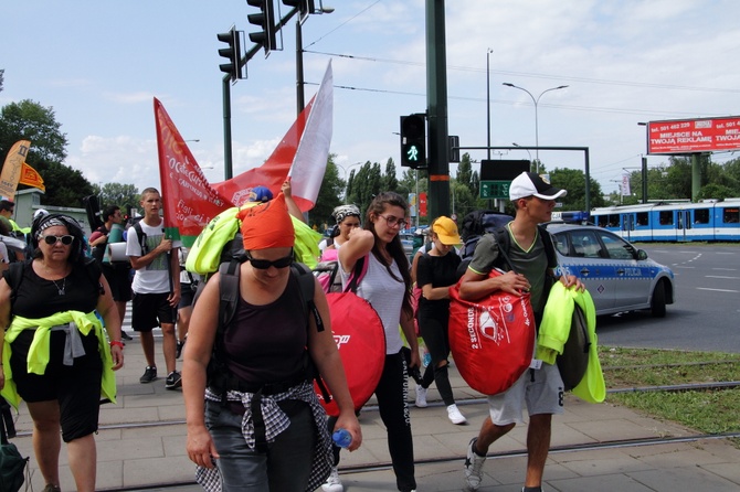 Pelgrzymi ŚDM idą na Brzegi