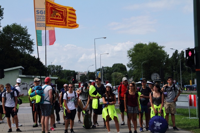 Pelgrzymi ŚDM idą na Brzegi