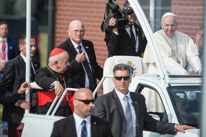 Papież jedzie na Mszę posłania