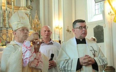 Bp Józef Zawitkowski z relikwiami św. Faustyny. Obok ks. Henryk Andrzejewski