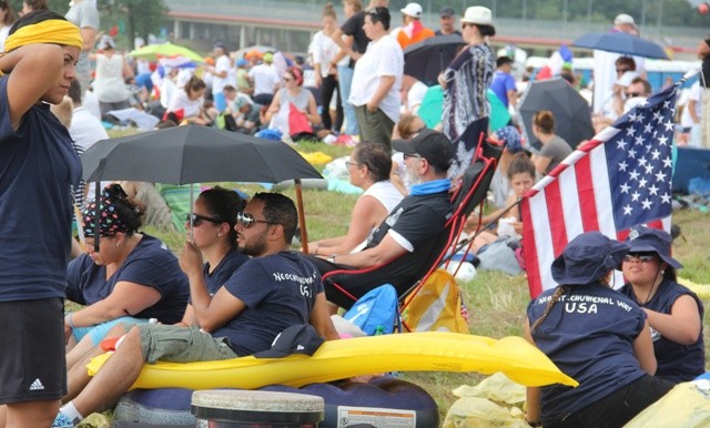 Franciszek posyła młodych