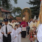 Procesja z obrazem i relikwiami do kościoła w Okocimiu