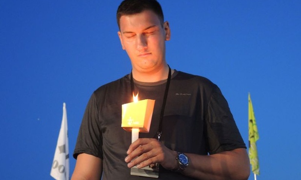 Ks. Michał Gajzler na modlitwie w czasie czuwania w Brzegach