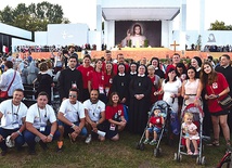 – Rozbudowana forma Drogi Krzyżowej wymagała sprawnego połączenia działań kilkuset osób – wyjaśnia ks. Steć. Na zdjęciu gdańska delegacja podczas próby przed nabożeństwem.