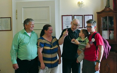 Abp Alfons Nossol z rodziną Richter: Gwen, Ronem, Fabianem i 11-miesięcznym Johnem Paulem, którzy przyjechali z Panna Maria w Teksasie.
